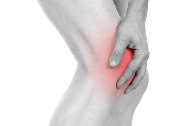 膝の痛みの正しい対処法は冷やす？それとも温める？